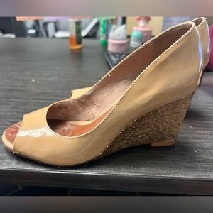 1 sequin golden wedge
